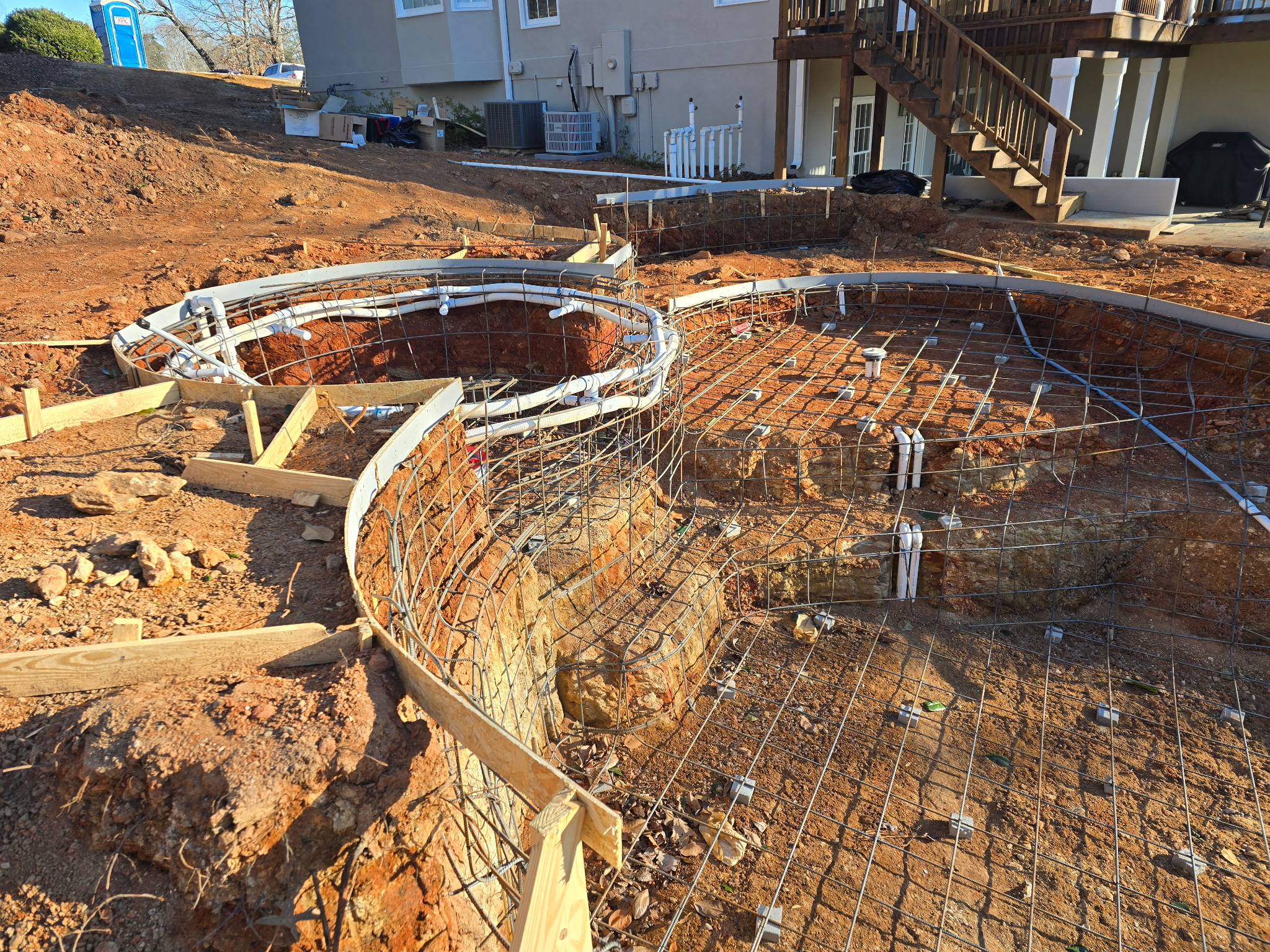 Pool construction with spa feature