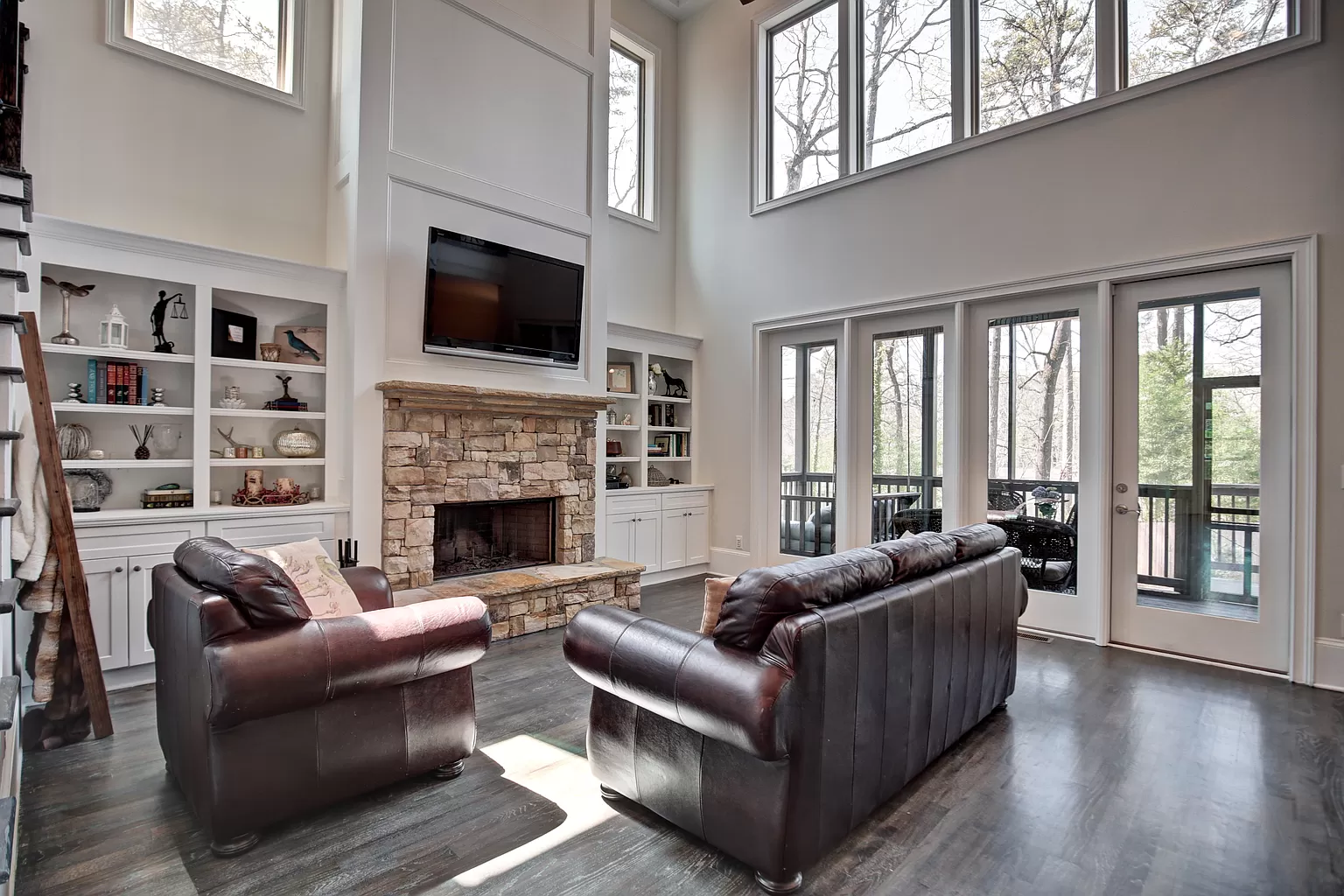 Living room by Phoenix Construction